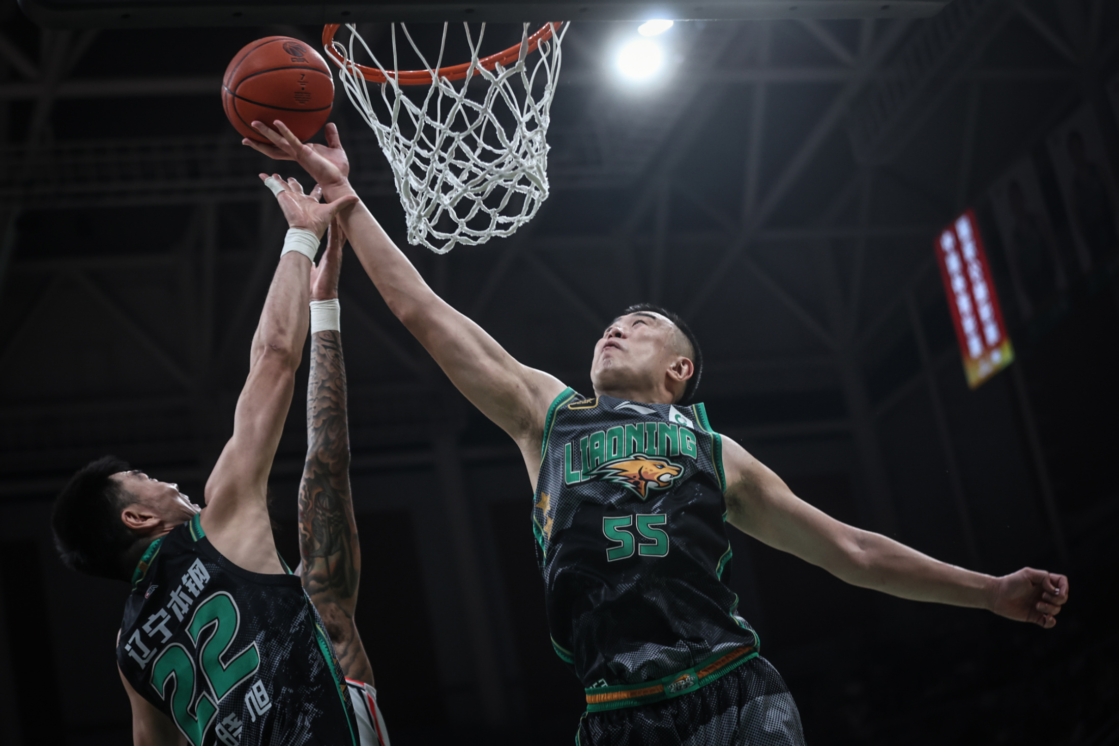 关于菲尼克斯太阳训练开放日，转会期防线松动引欢呼，CBA季后赛在即，训练强度明显提升的信息